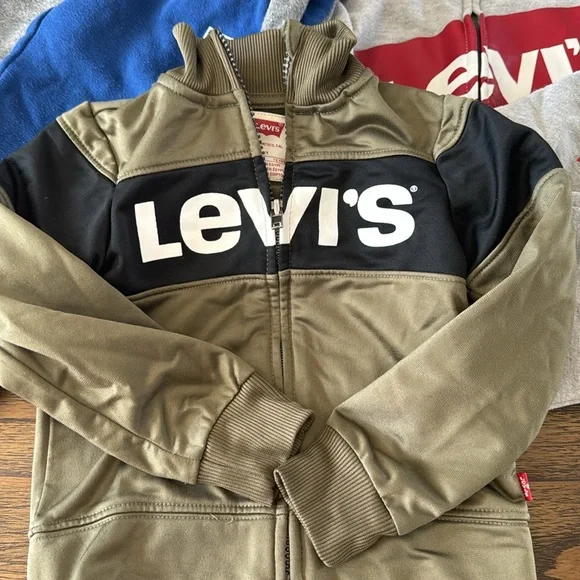 2 great Levi size 2T sweatsuits - Picture 2 of 11